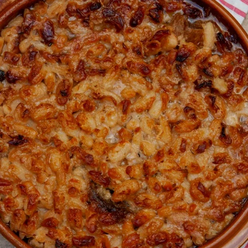 Le cassoulet gratiné dans sa cassole, vu du dessus