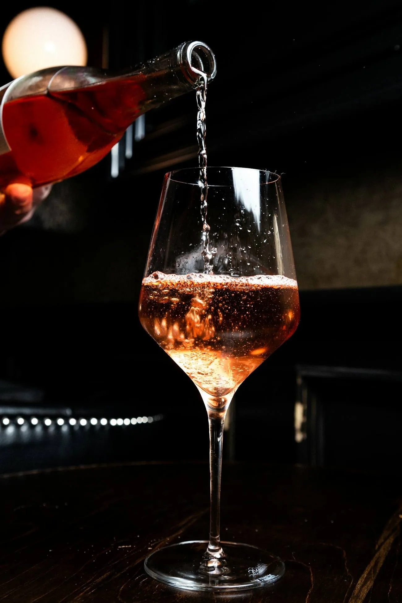Service d'un verre de Fronton au bar à vins