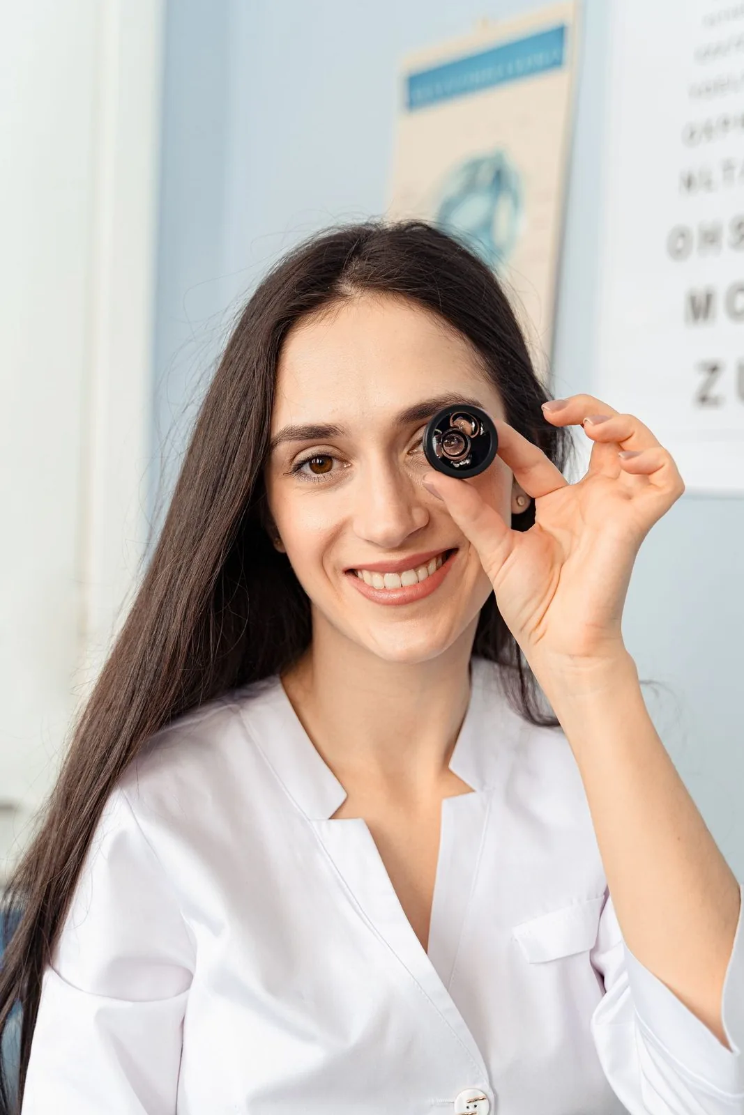 Claire, fondatrice d’Optique Zénith, souriante dans la salle d’examen