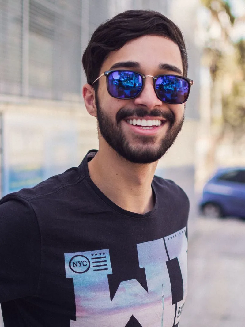Client souriant en solaires