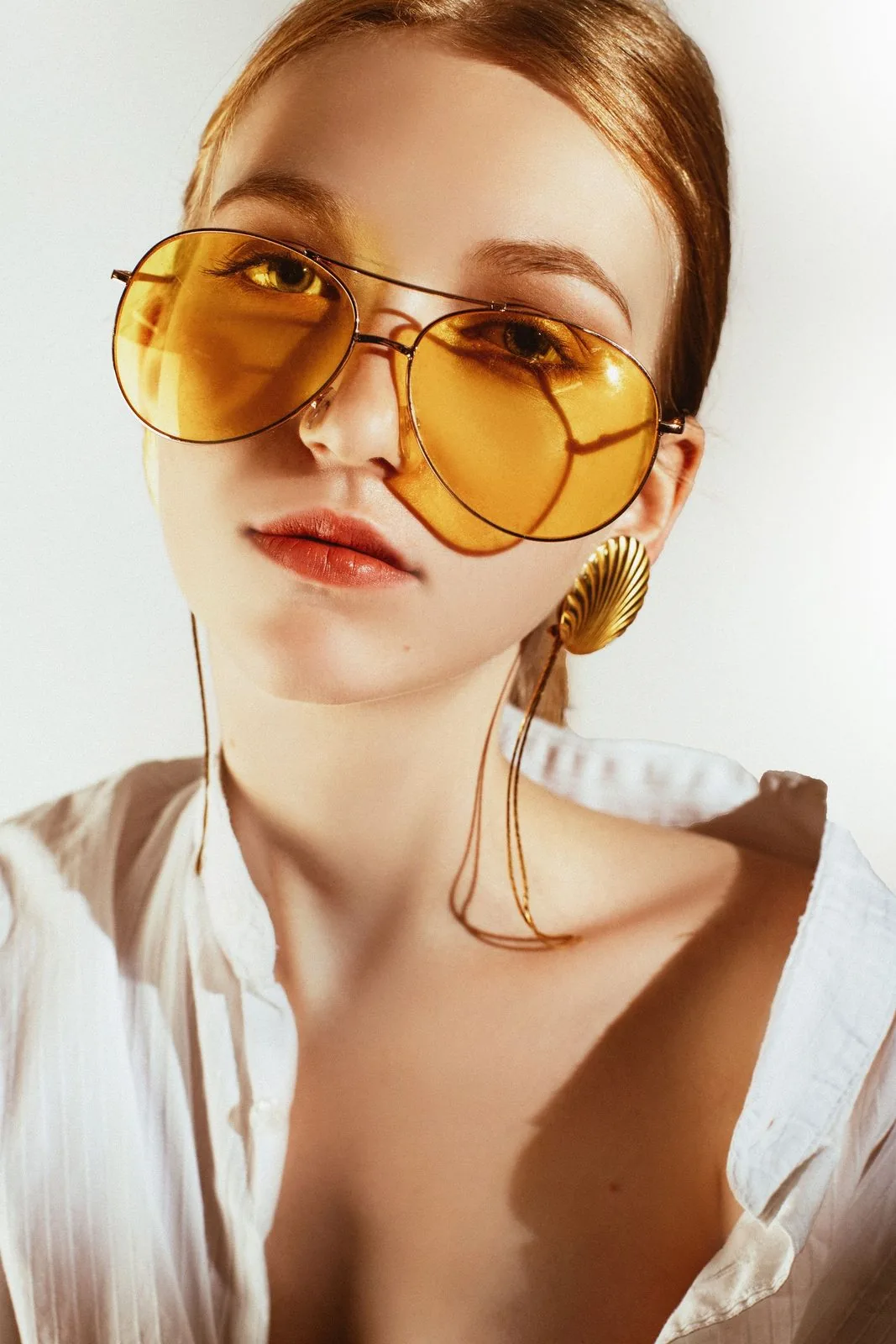 Femme portant de grandes solaires aux verres jaunes