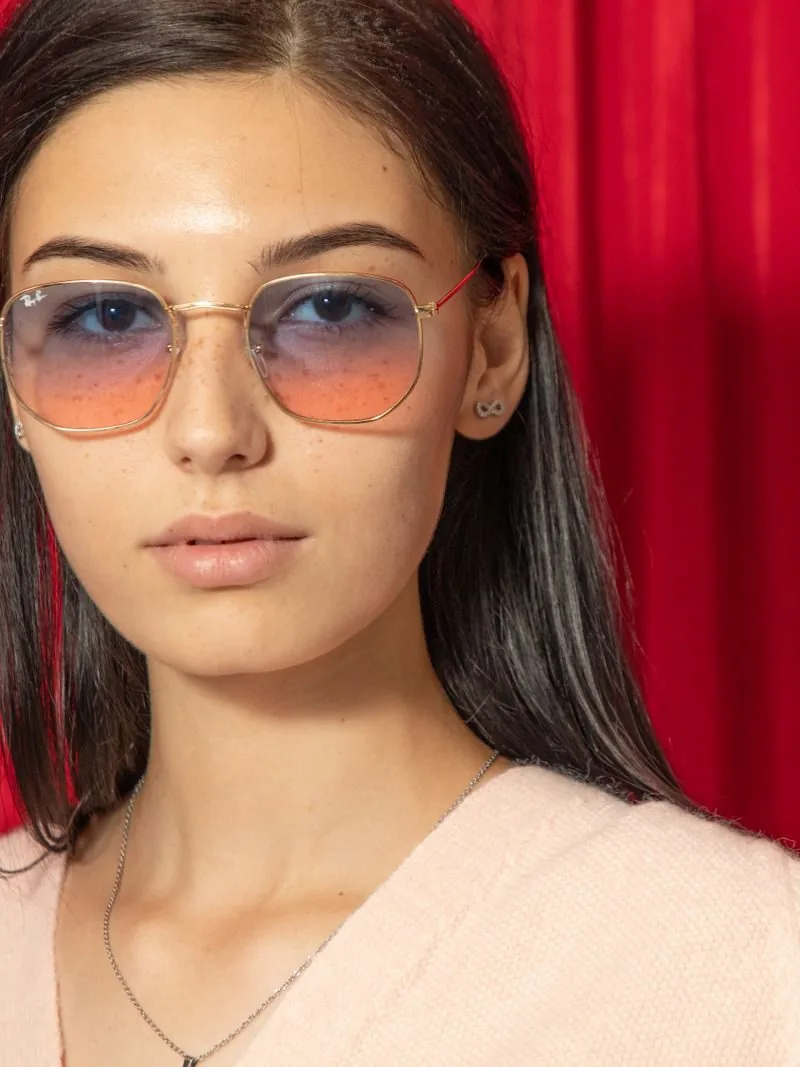 Femme portant des lunettes aux verres teintés rosés