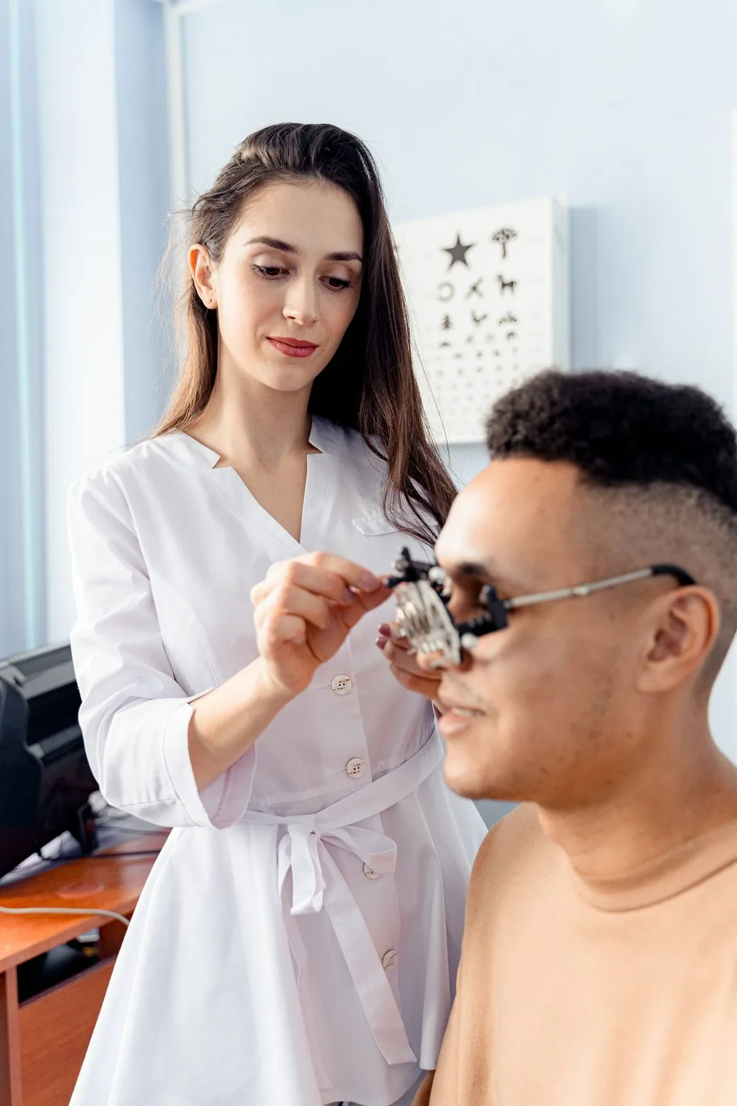 Opticienne ajustant une monture sur le visage d’un client