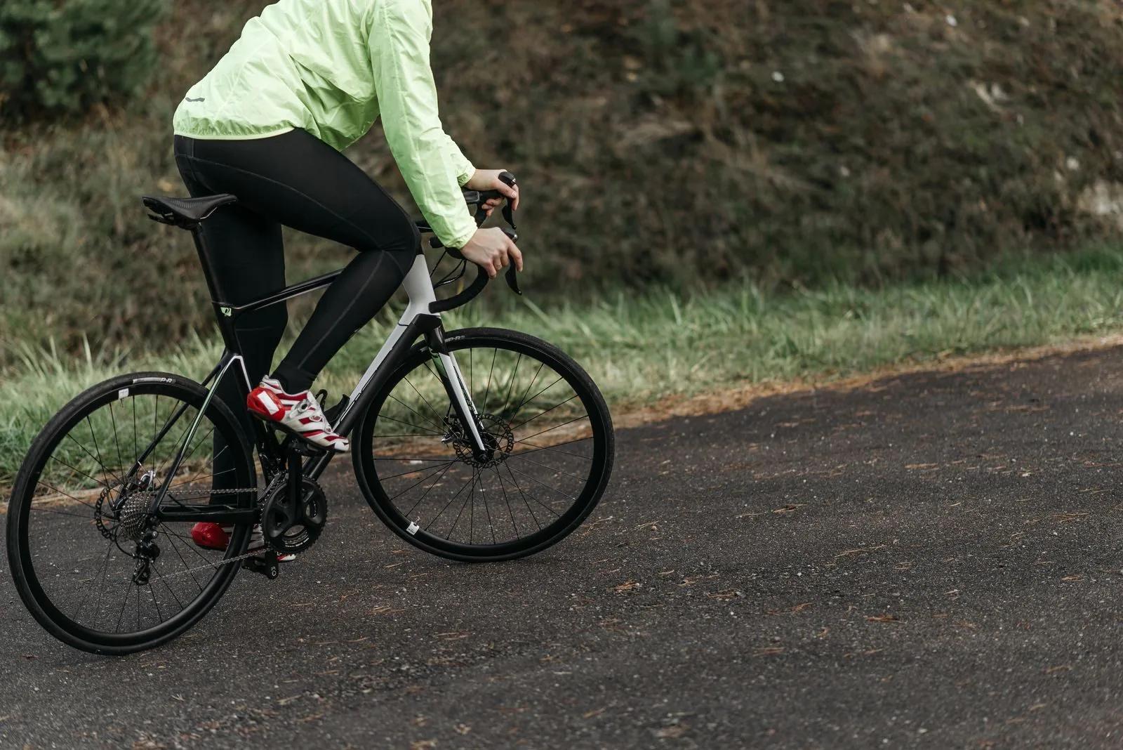 Cycliste en balade avec des lunettes de sport