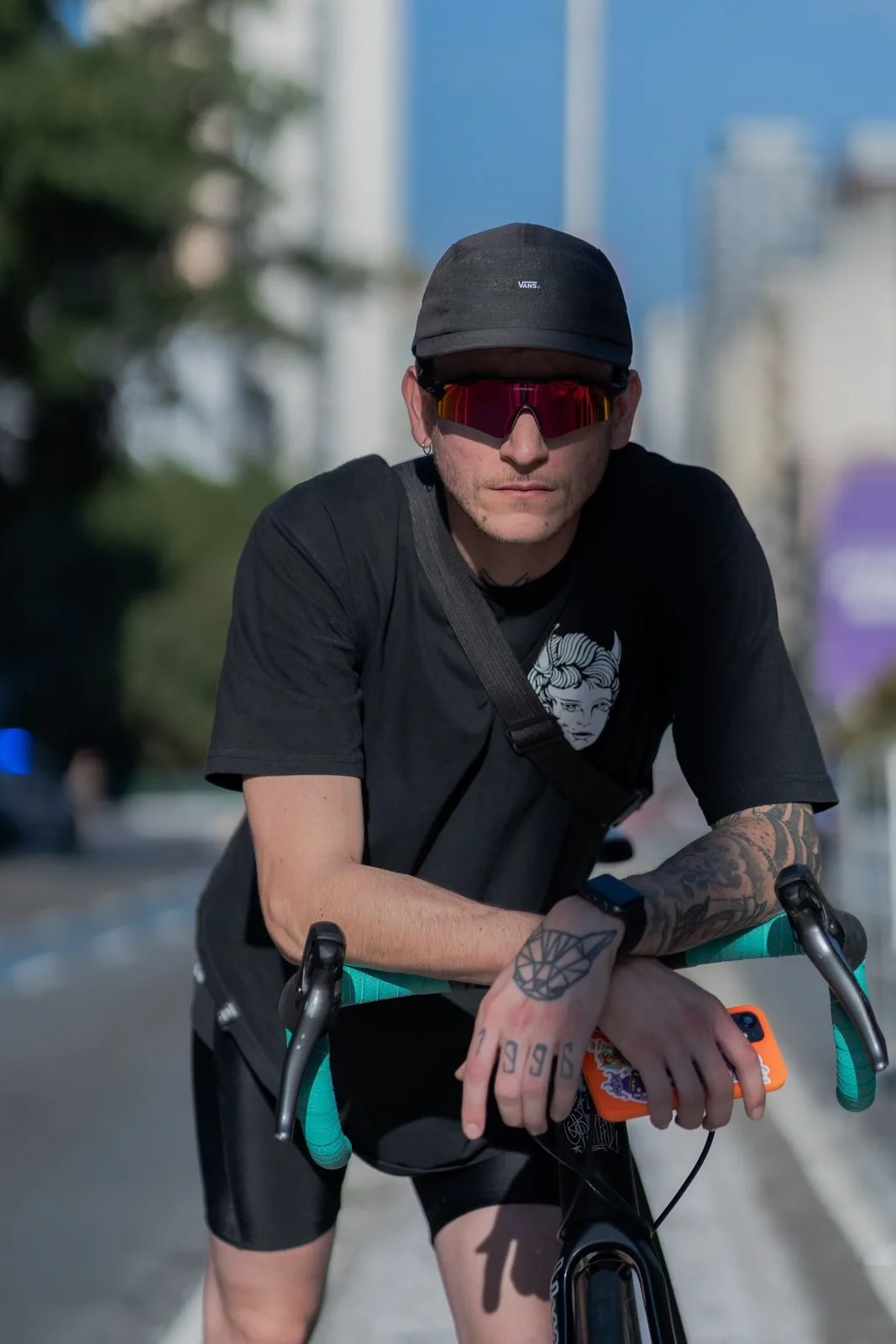 Cycliste urbain avec des lunettes de sport