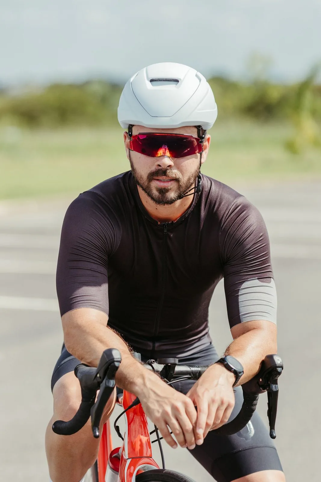 Cycliste portant un casque et des lunettes de sport