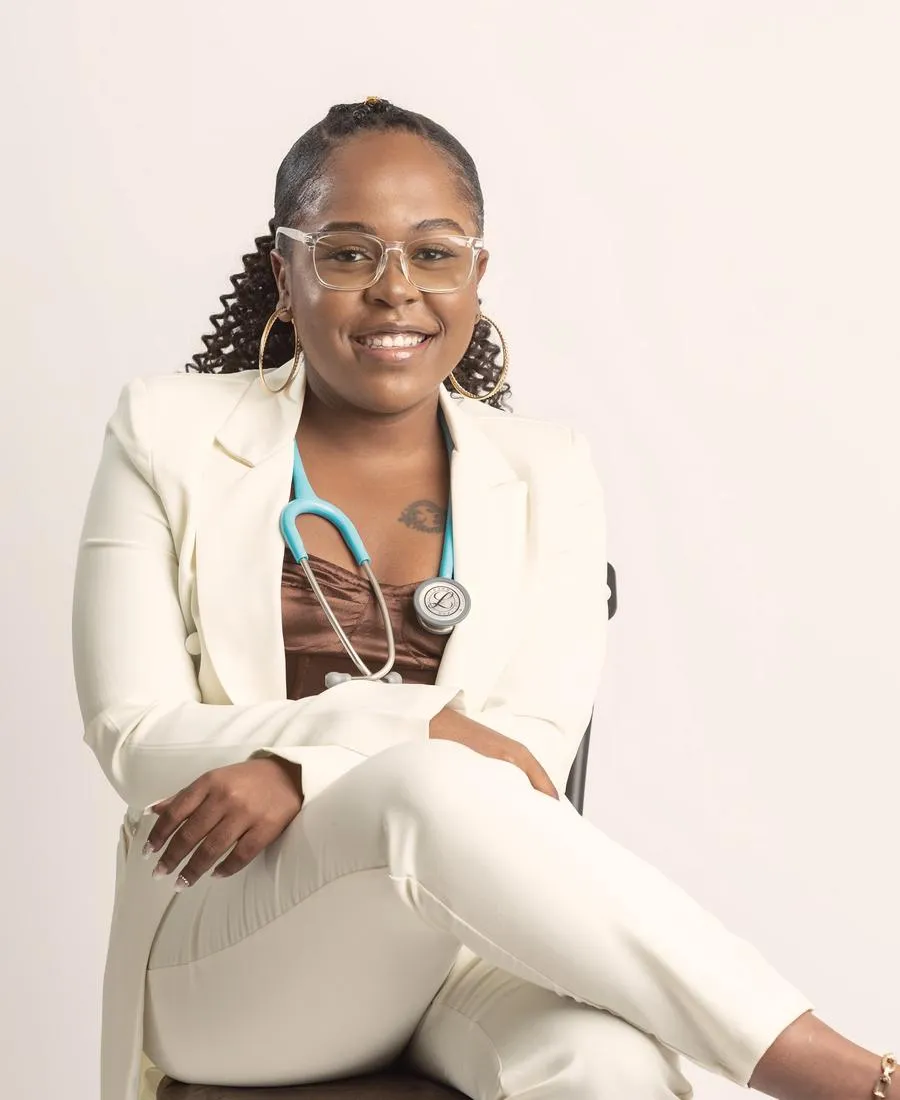 Dr Inès Barthe, pédiatre, assise, souriante.