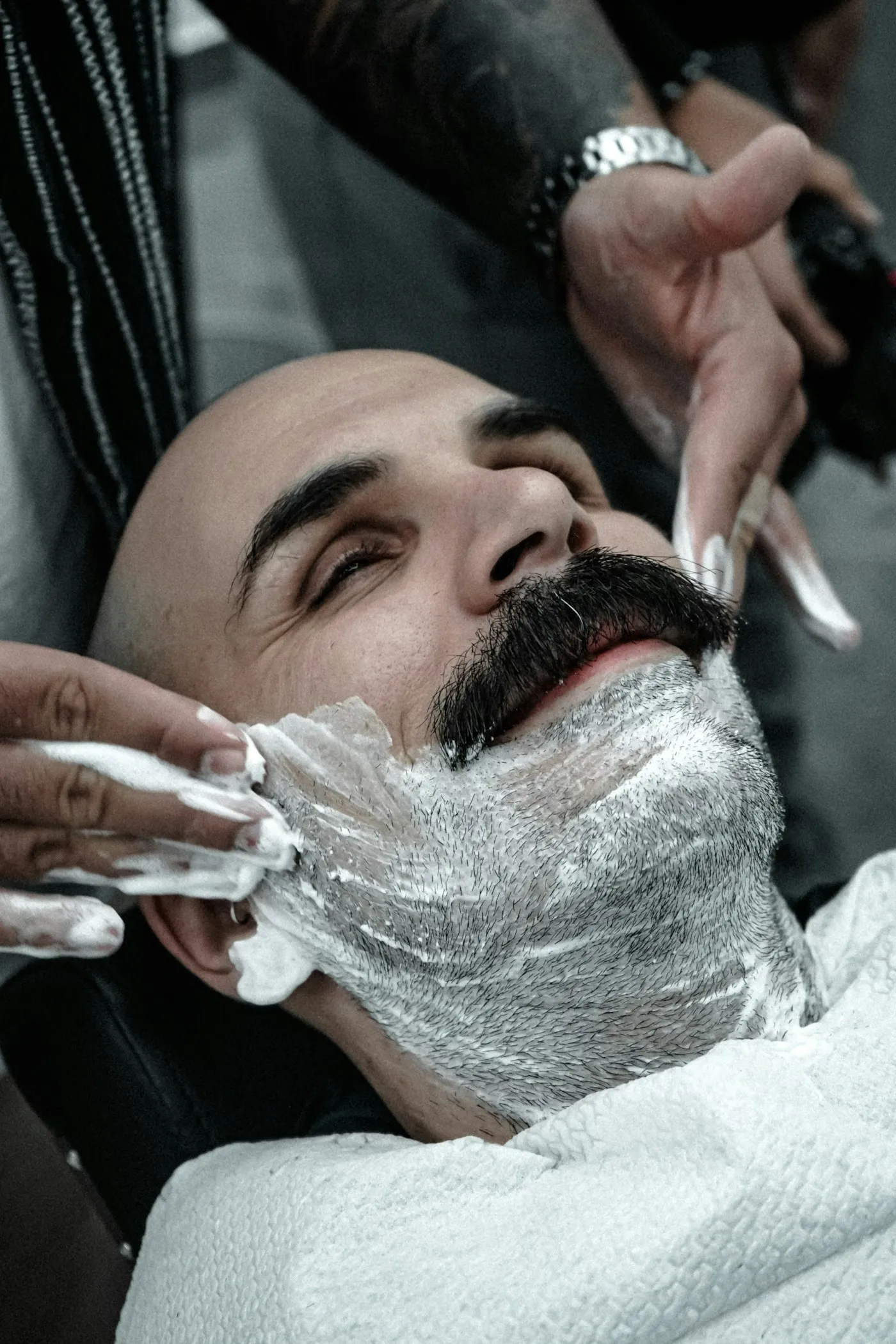 Rasage à la mousse, crâne et moustache