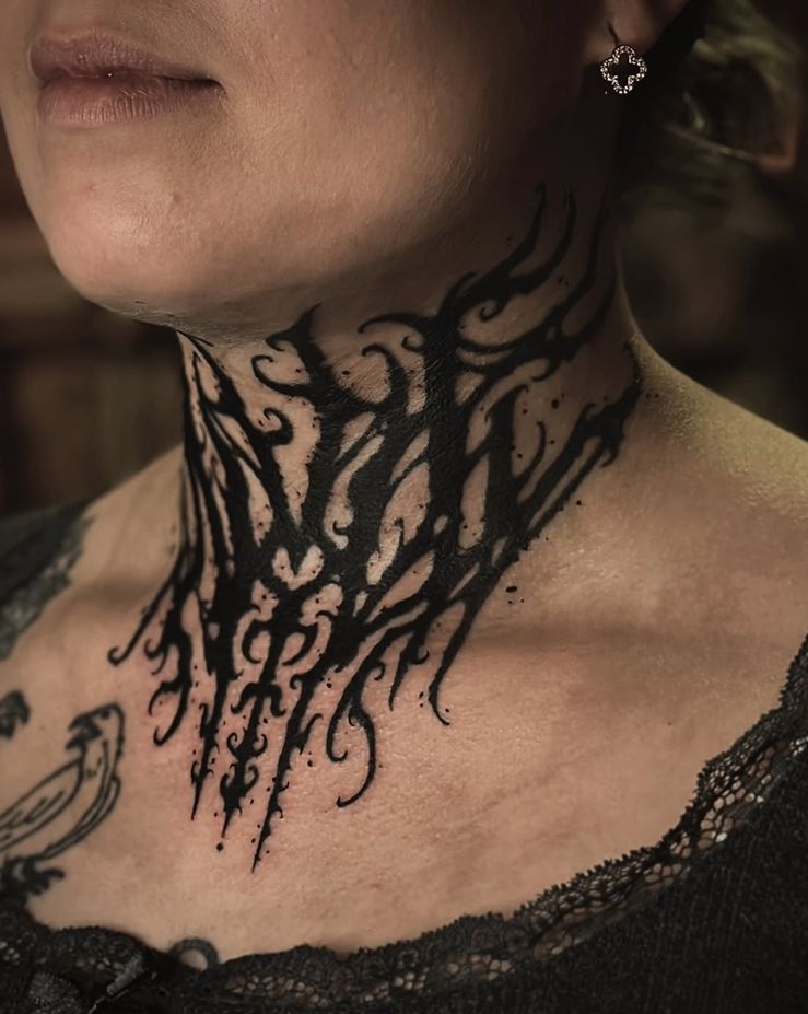 Tatouage de cou — blackwork