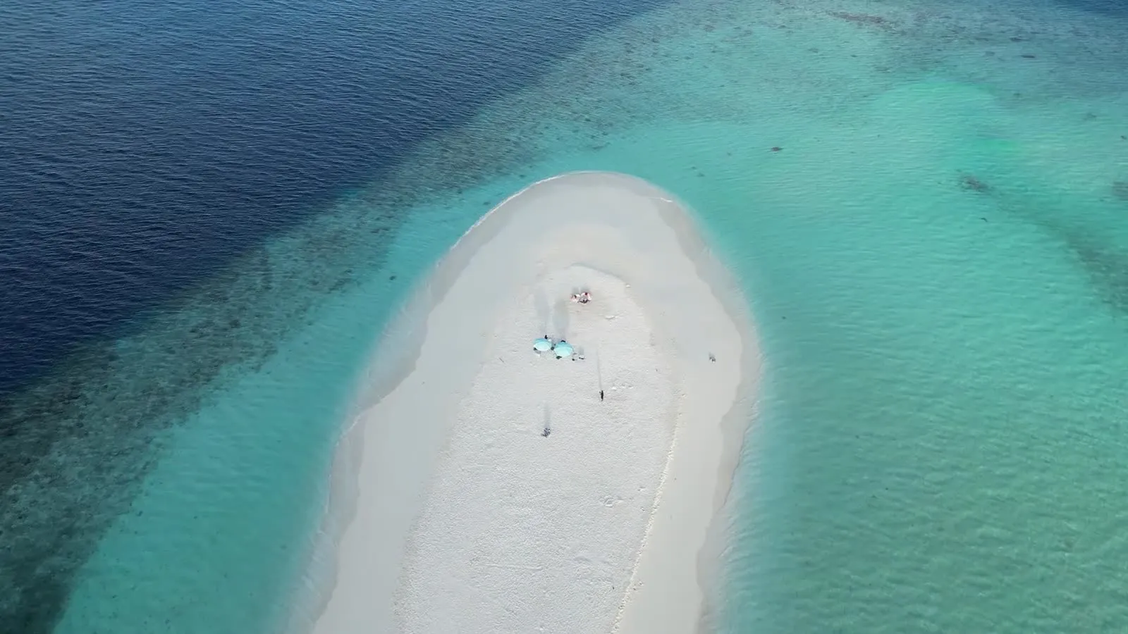 Banc de sable et lagon translucide aux Maldives