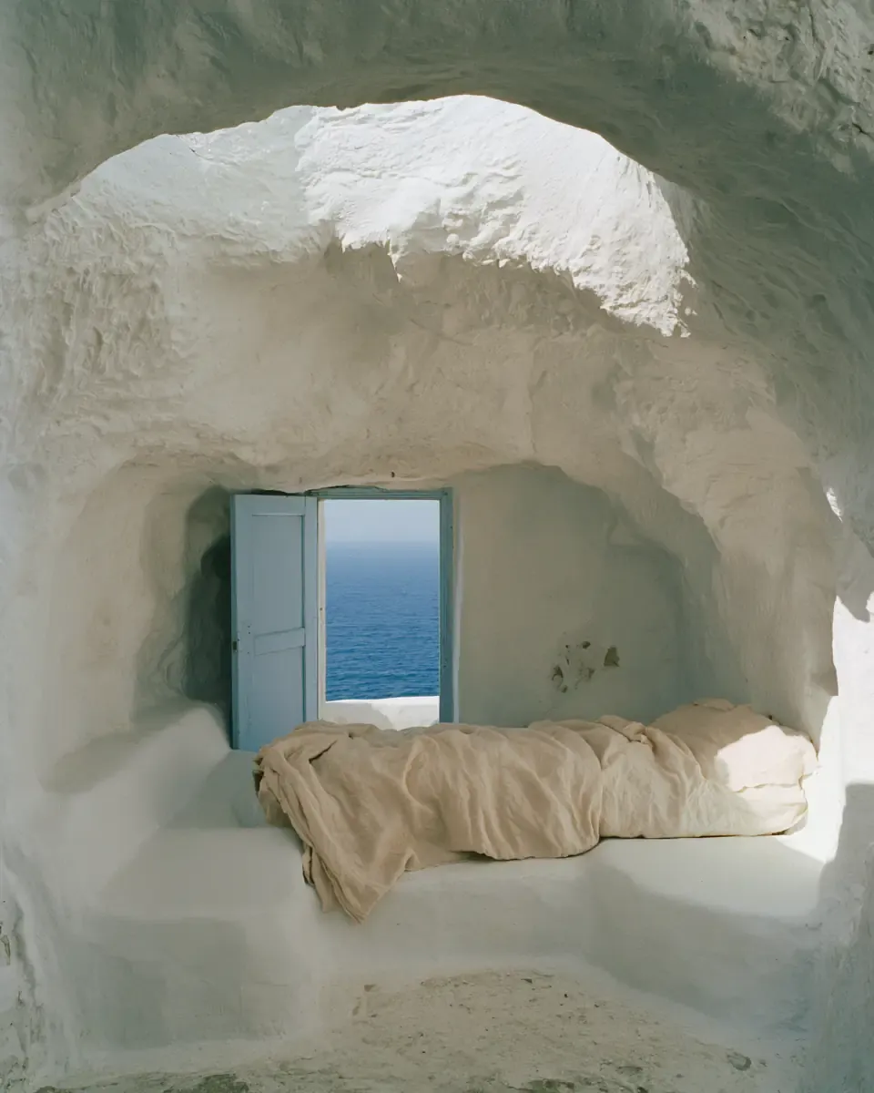 Une maison troglodyte face à l’Égée