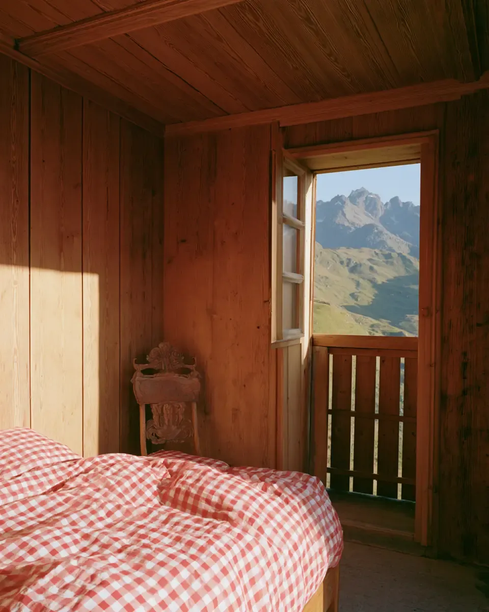 Une chambre de chalet face aux sommets