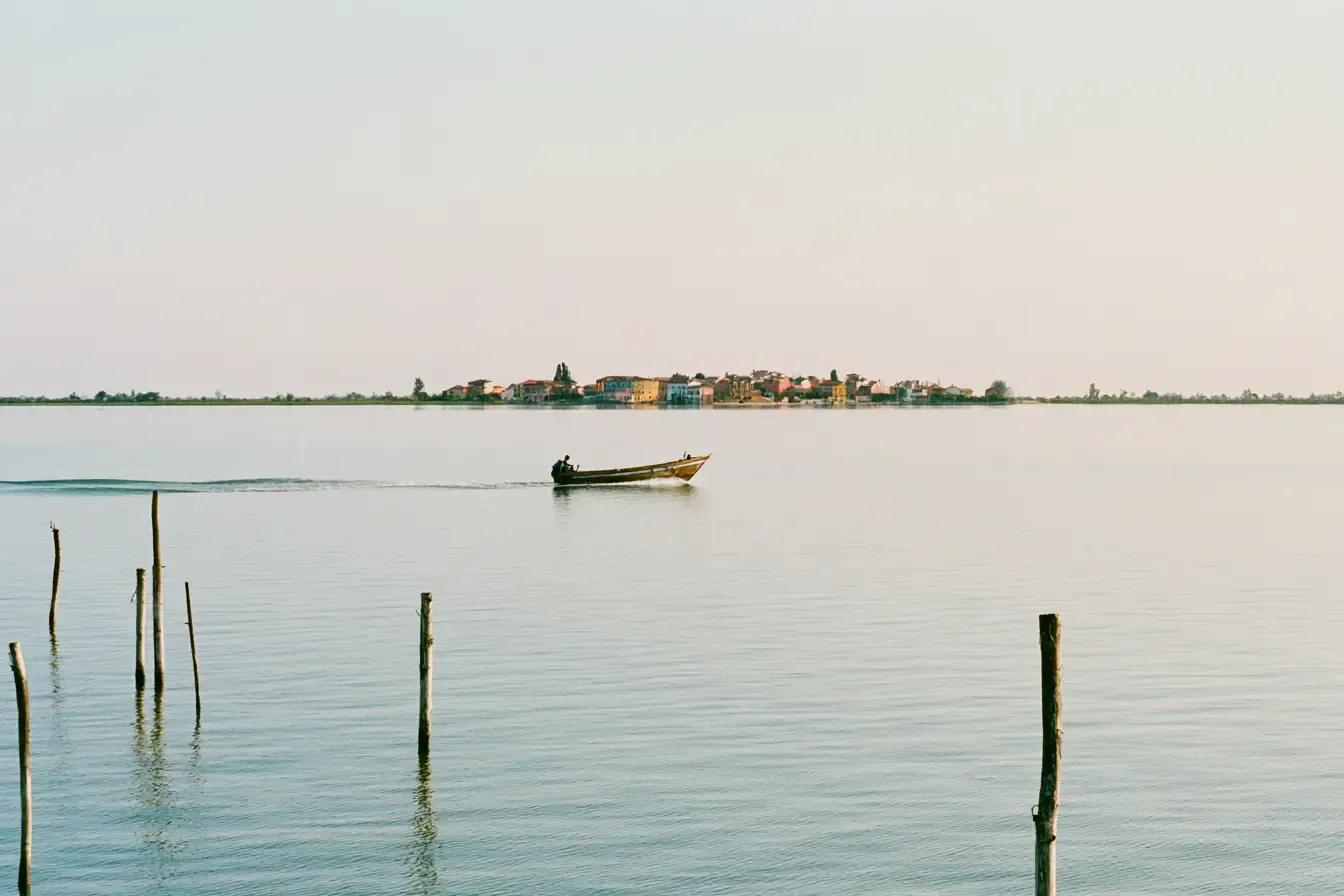 Vers les îles de la lagune, en bateau privé.