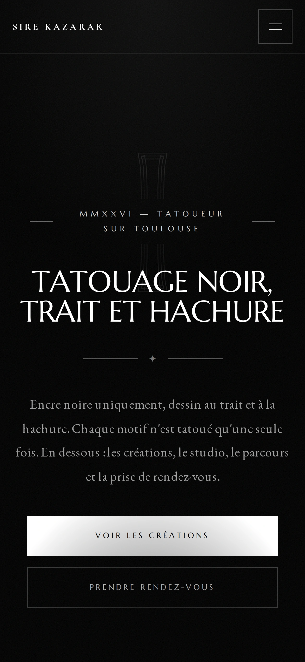 Sire Kazarak — Tatouage noir, trait et hachure (téléphone)