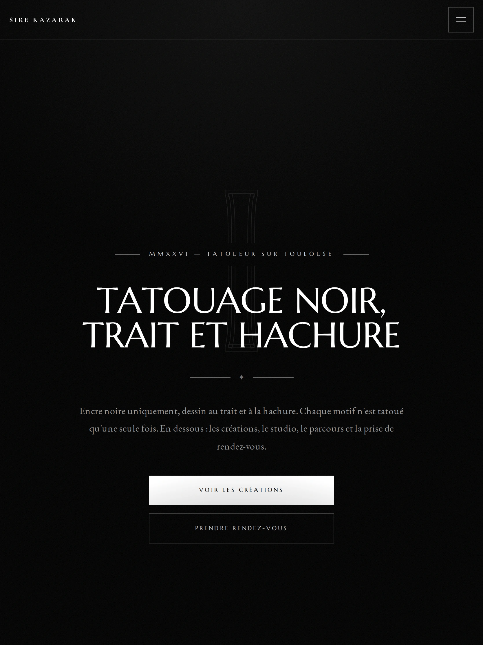 Sire Kazarak — Tatouage noir, trait et hachure (tablette)