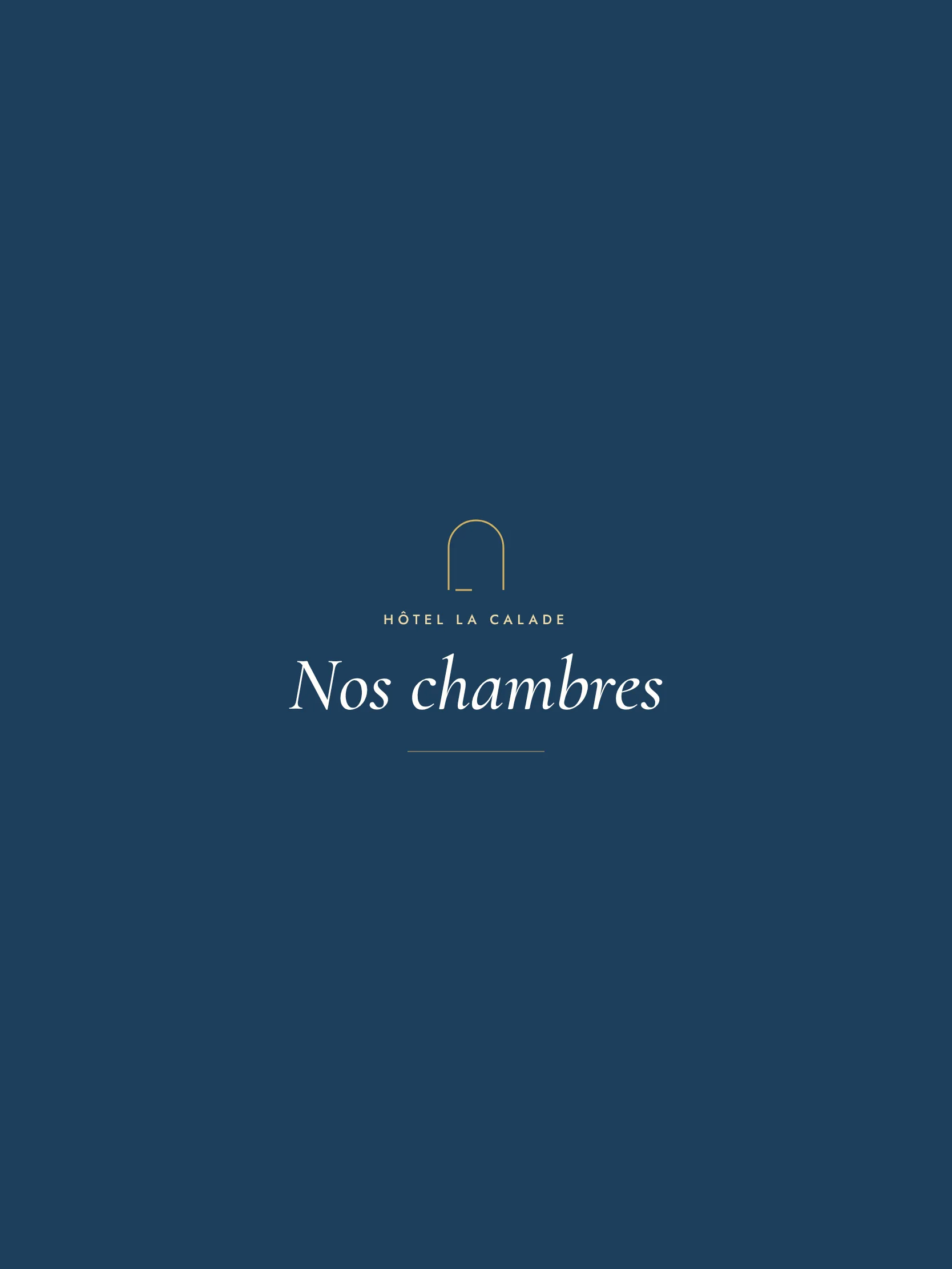 Hôtel La Calade — Le rideau en arche entre les pages (tablette)