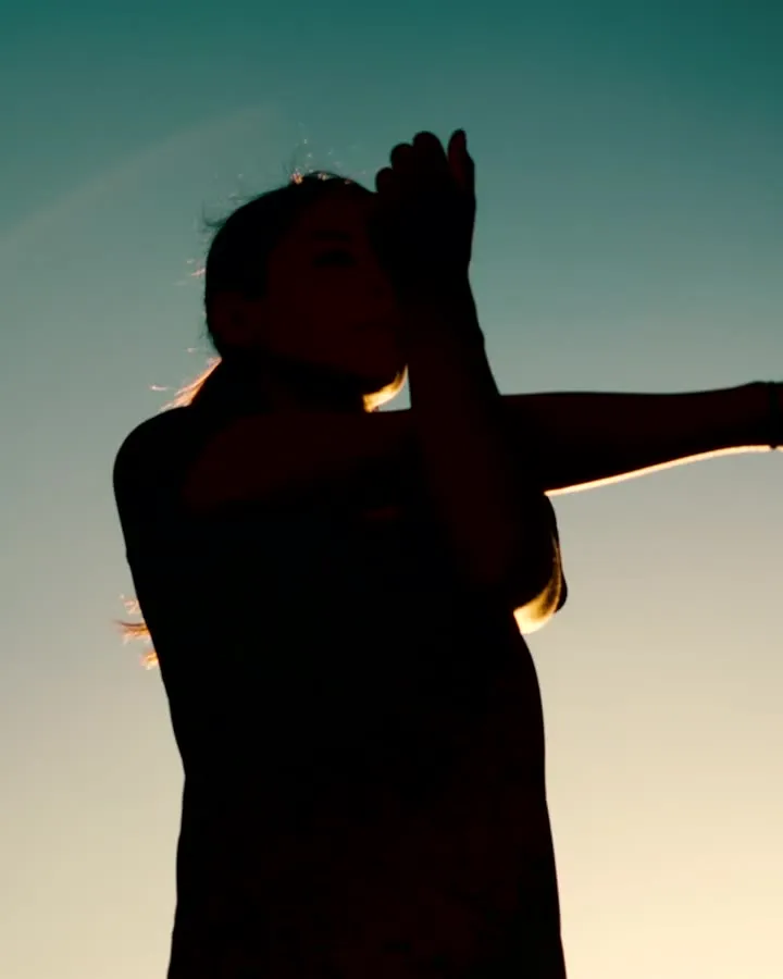 Silhouette qui étire l'épaule en contre-jour