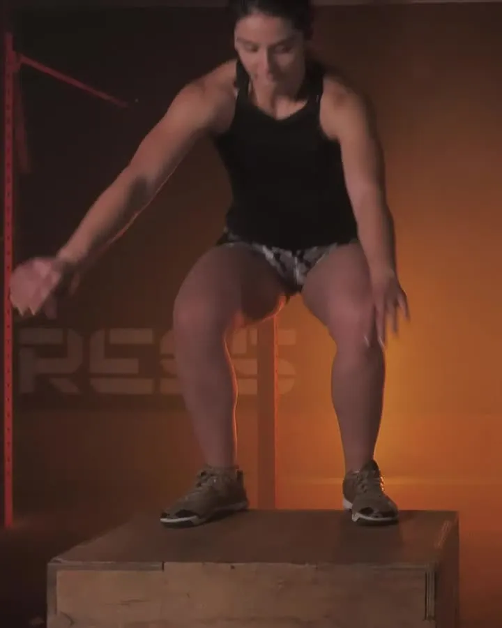 Femme qui saute sur une box en bois