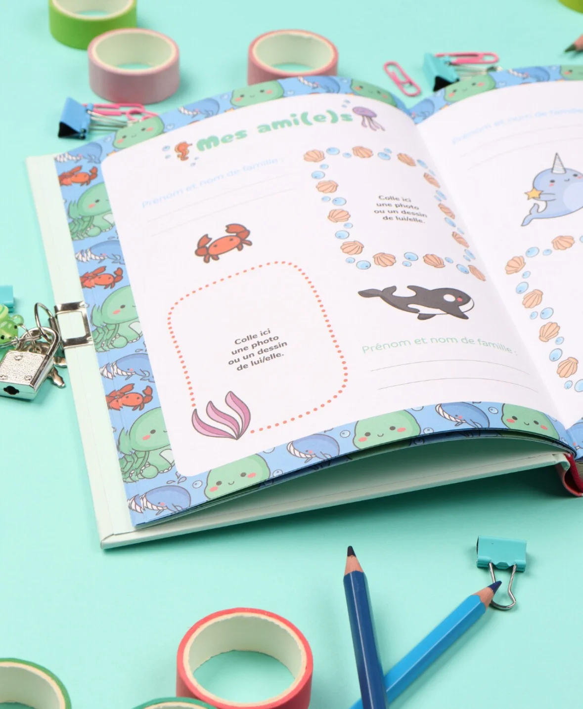 Carnet secret ouvert sur les pages de souvenirs et d’amitiés