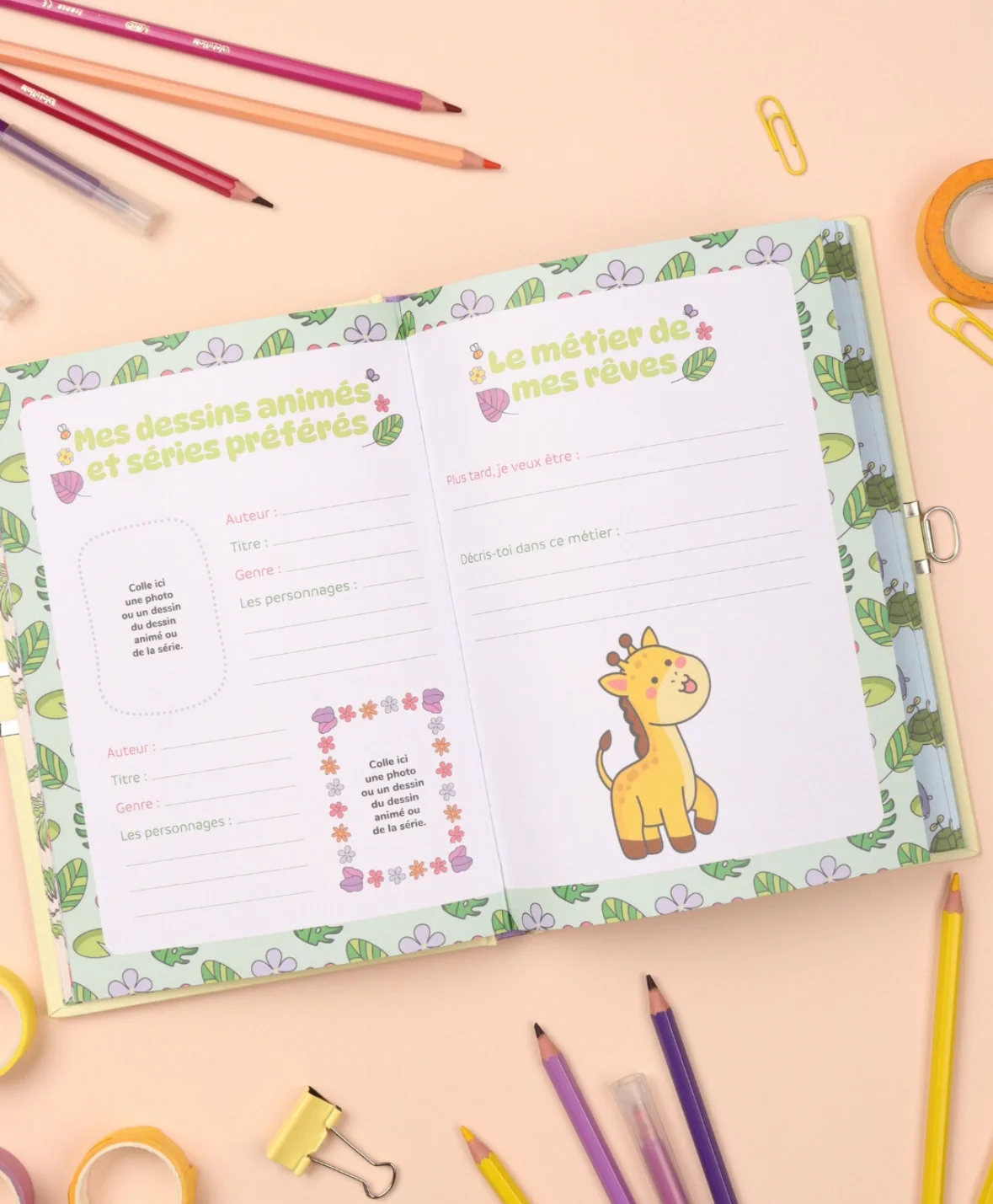 Carnet secret ouvert sur les activités et les animaux préférés