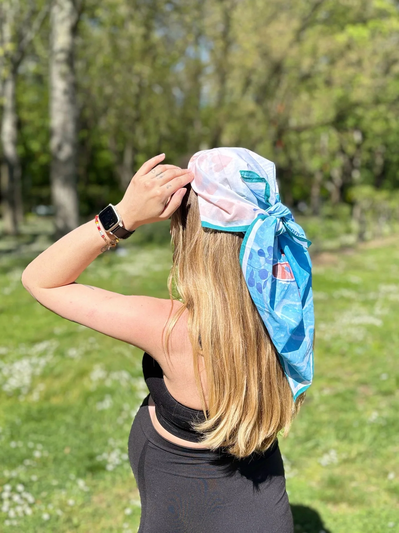 Bandana Les Deux Barques porté sur les cheveux en extérieur