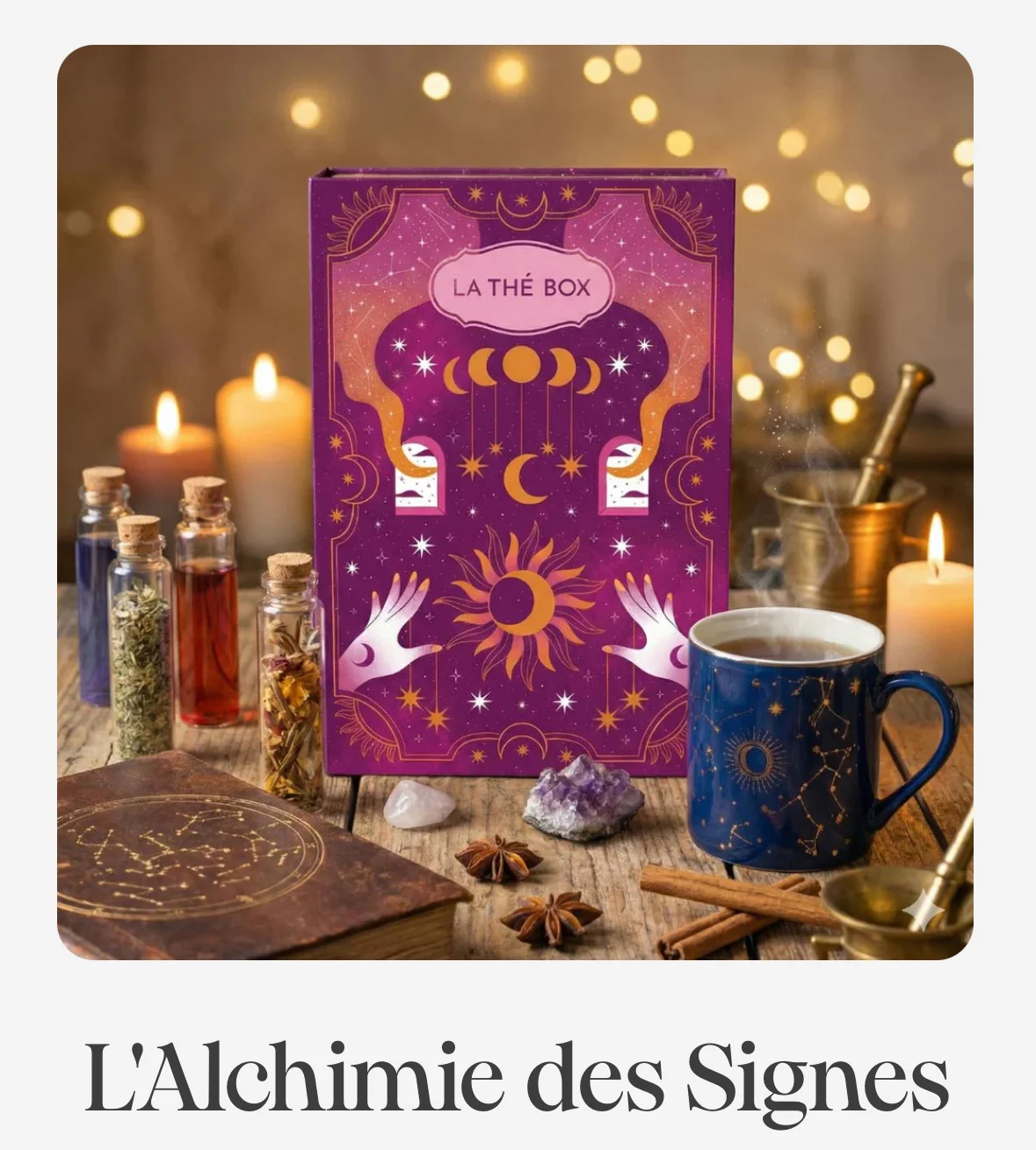 Coffret La Thé Box L’Alchimie des Signes photographié avec une tasse et des bougies