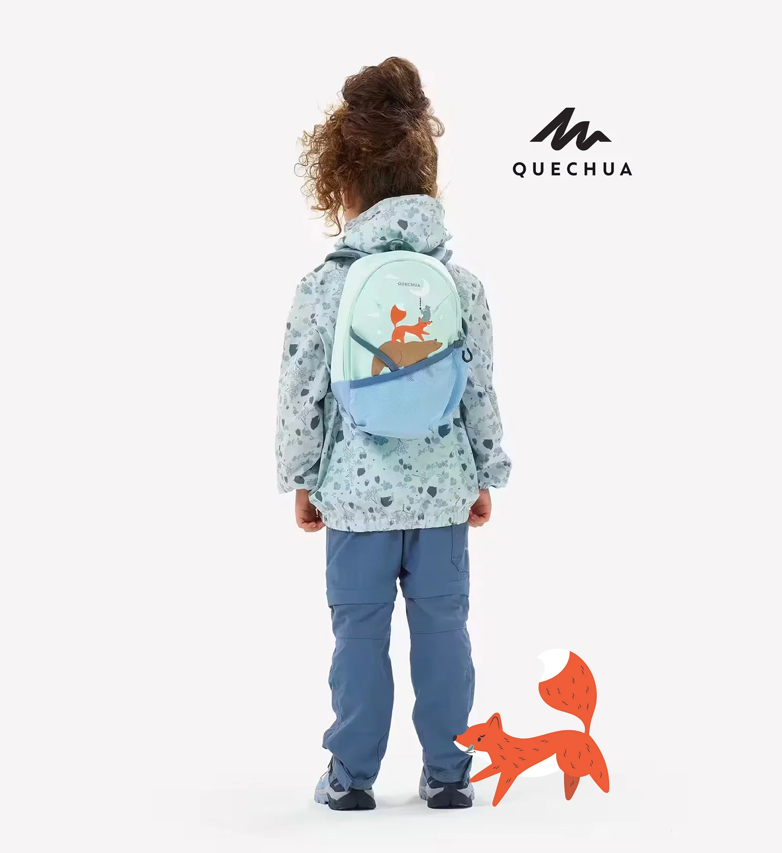 Sac à dos Quechua bleu illustré, porté par une enfant
