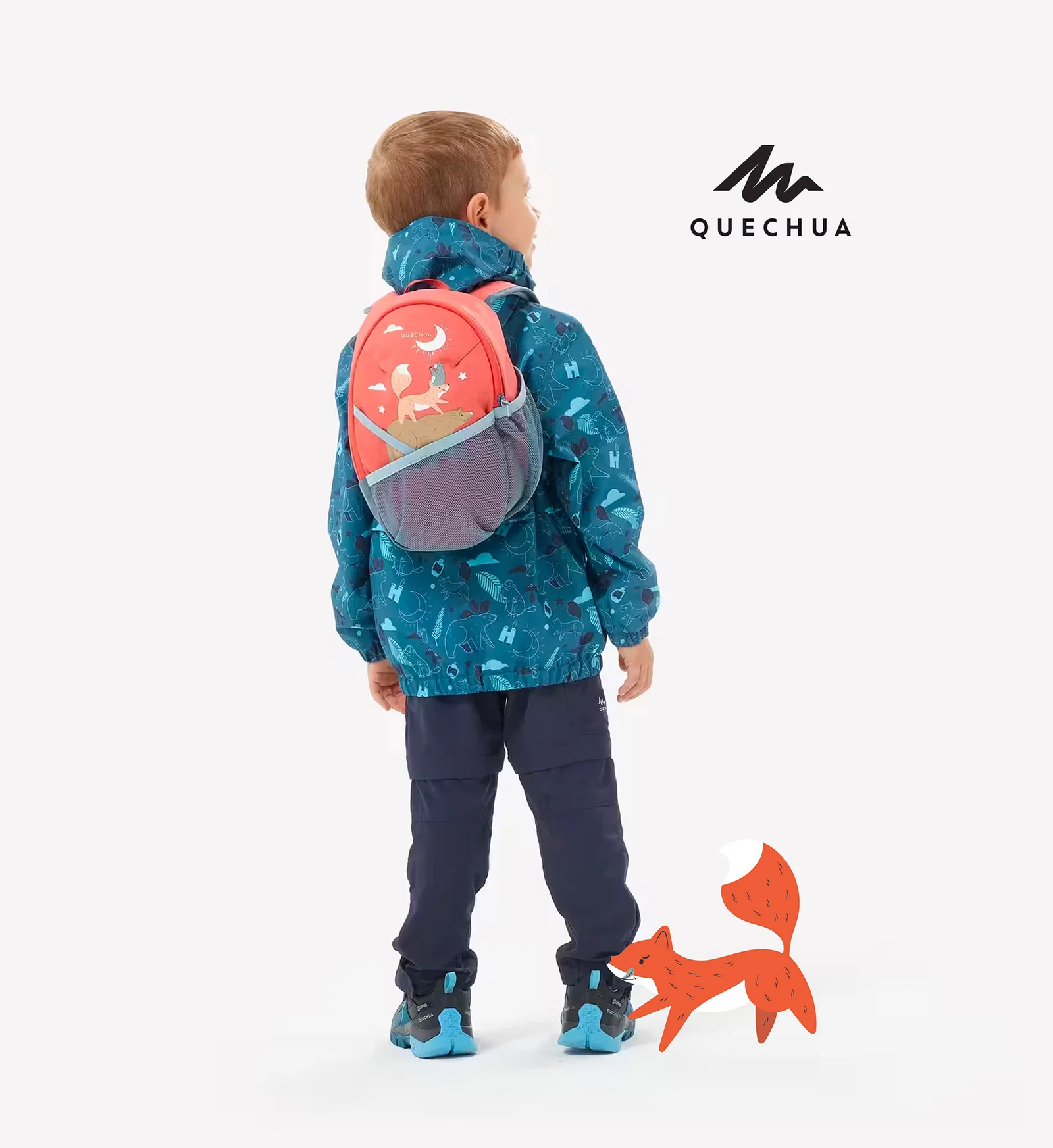 Sac à dos Quechua orange illustré, porté par un enfant