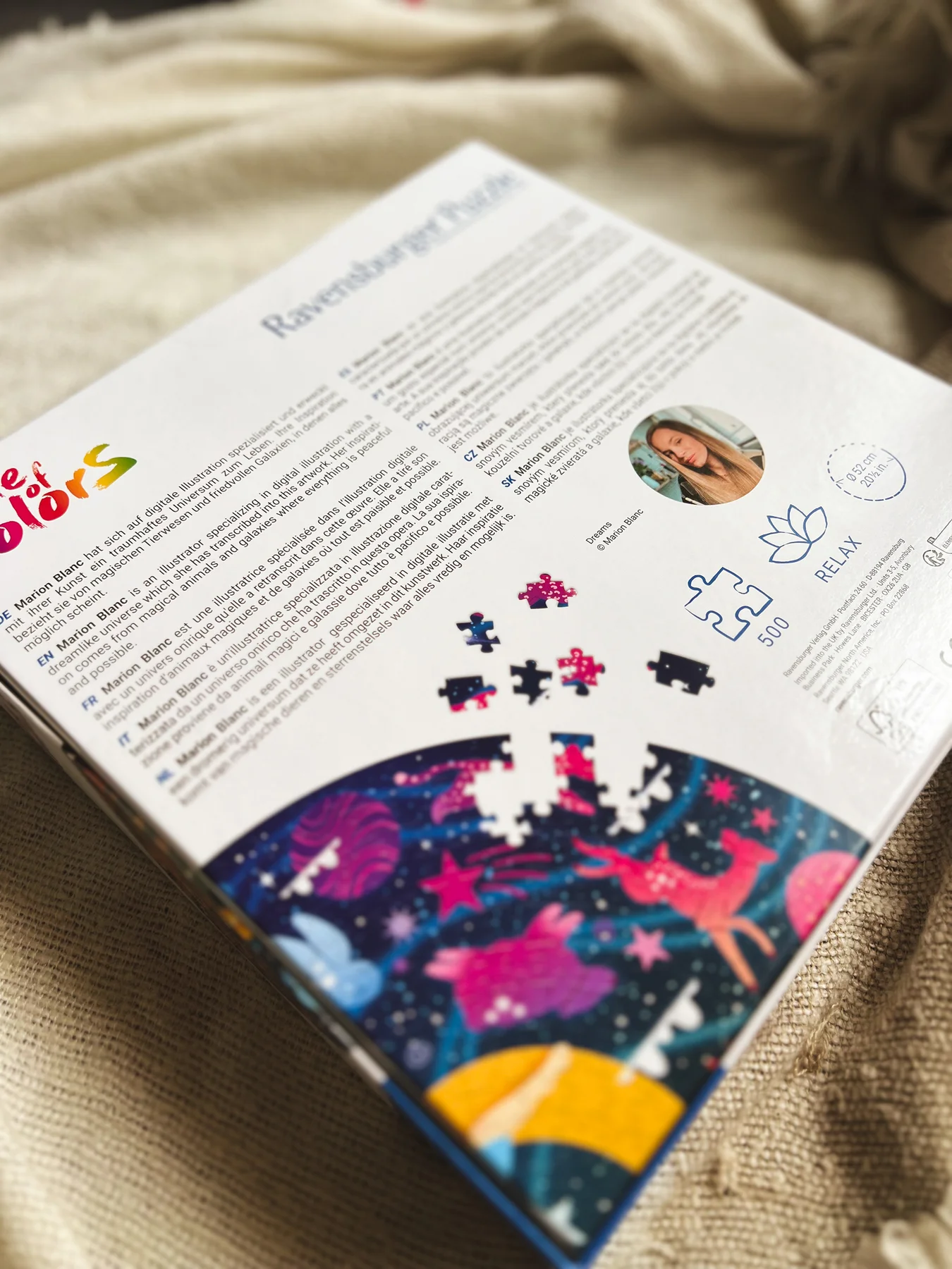 Dos de la boîte Ravensburger avec la présentation de l’illustratrice