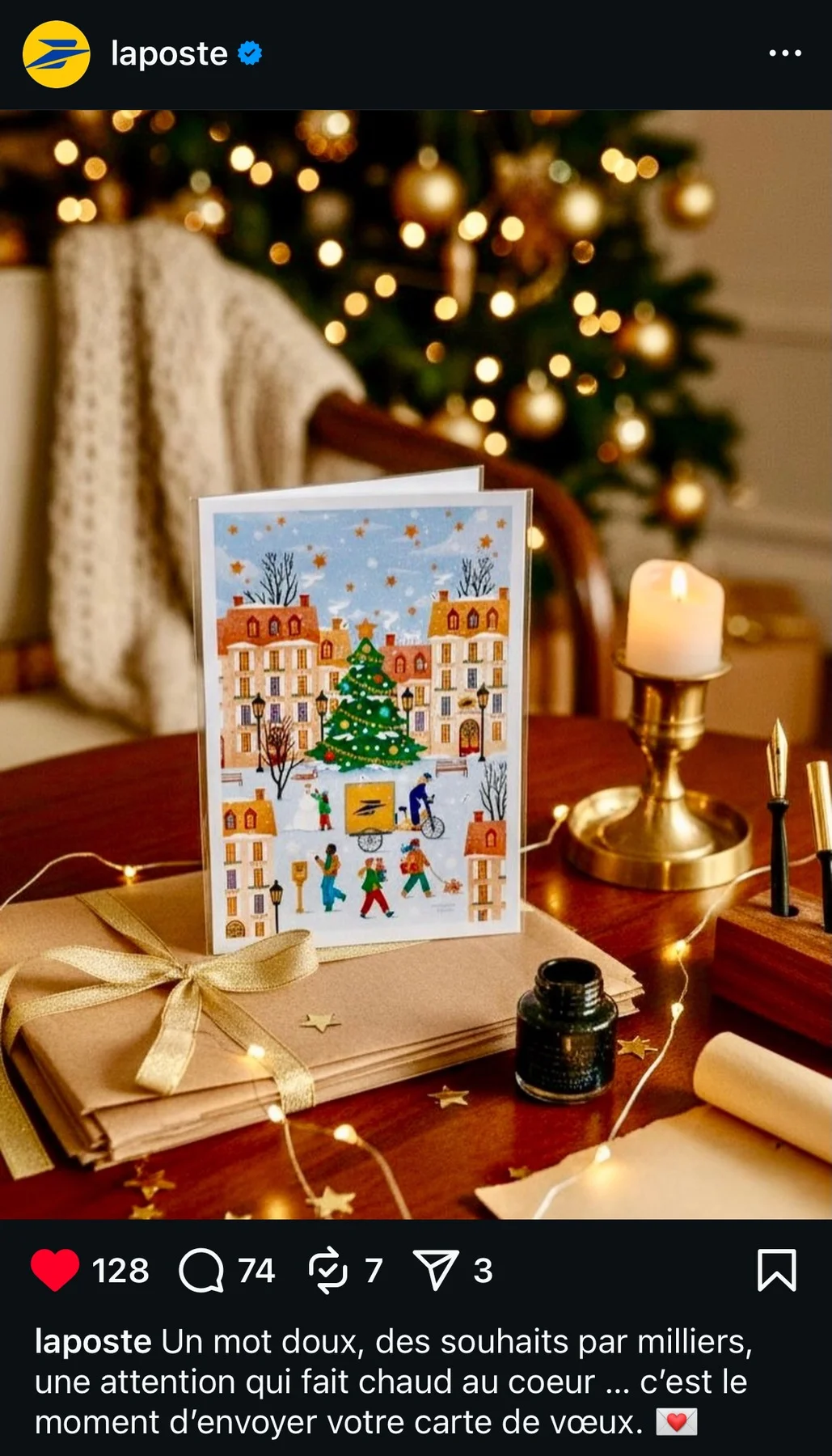 Carte de vœux La Poste photographiée dans un décor de Noël