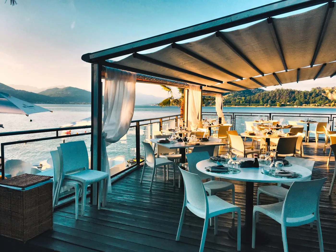 Terrasse de restaurant au bord de la mer