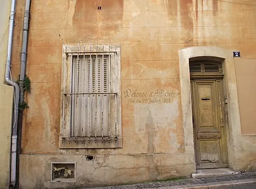 Façade ocre, volets et porte en bois d'une ruelle marseillaise