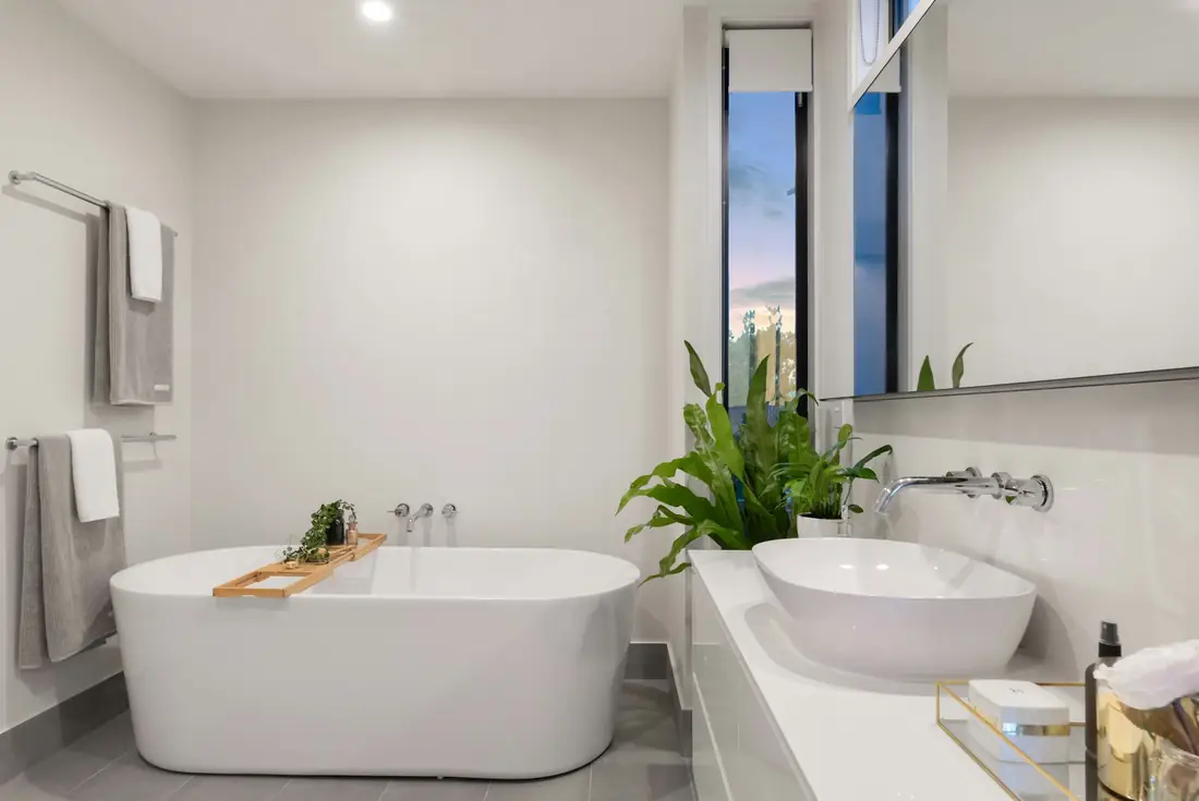 Baignoire îlot dans une salle de bain blanche