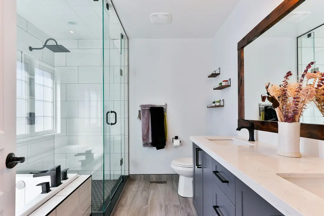 Douche à l’italienne carrelée de blanc